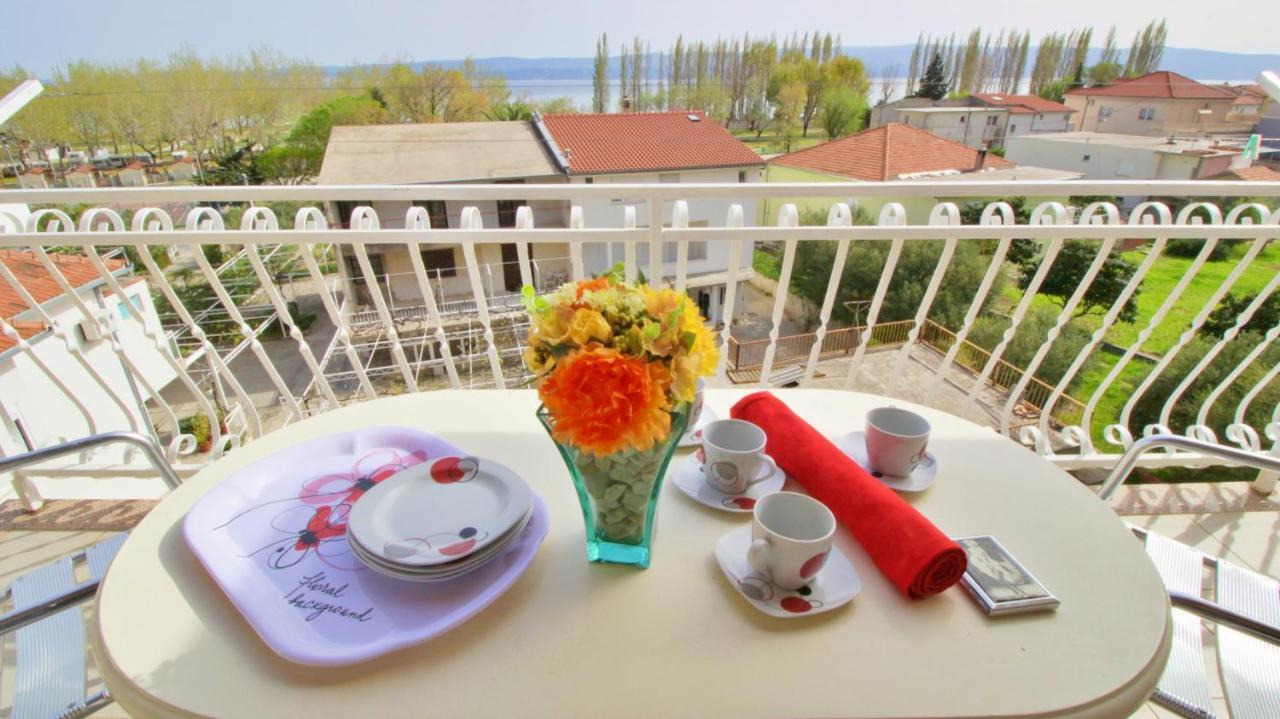 Apartments Iko Omis Luaran gambar