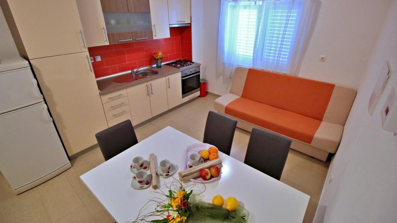 Apartments Iko Omis Luaran gambar