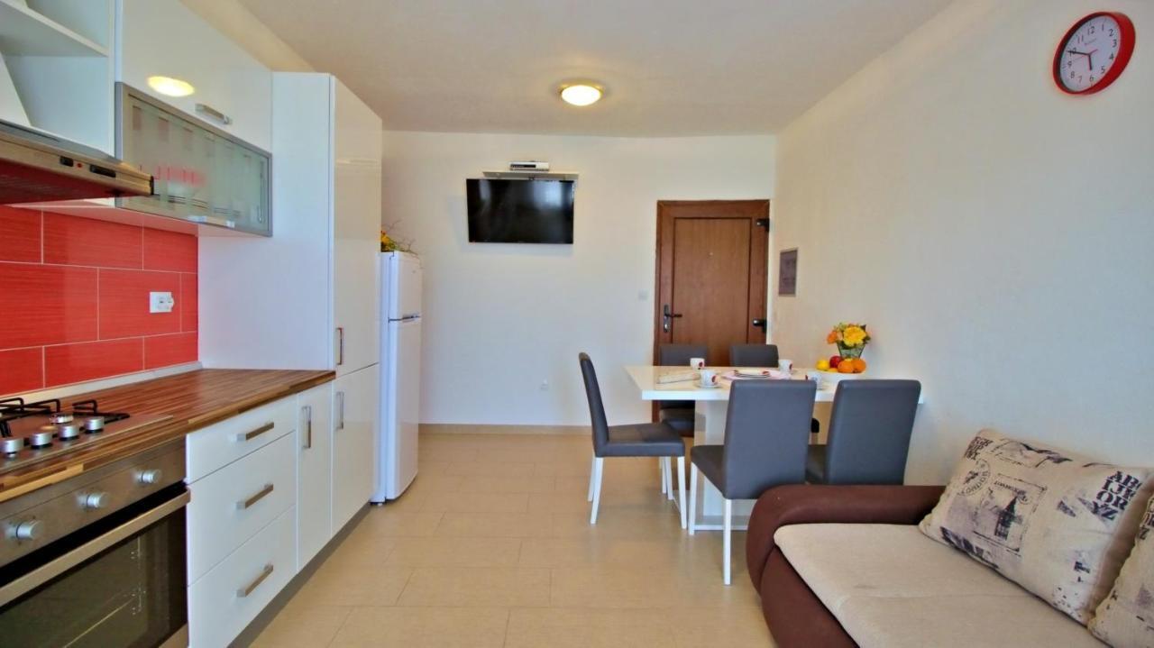 Apartments Iko Omis Luaran gambar