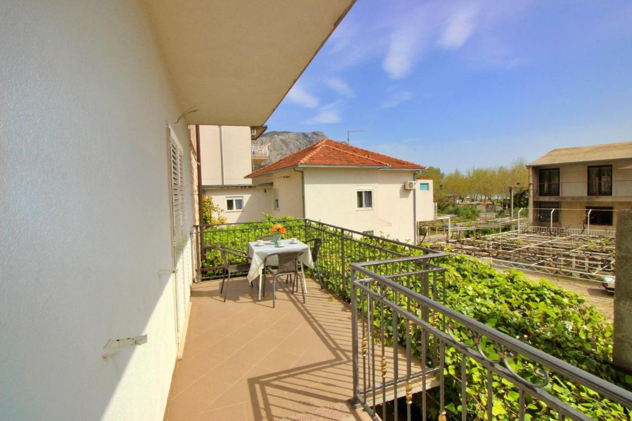 Apartments Iko Omis Luaran gambar