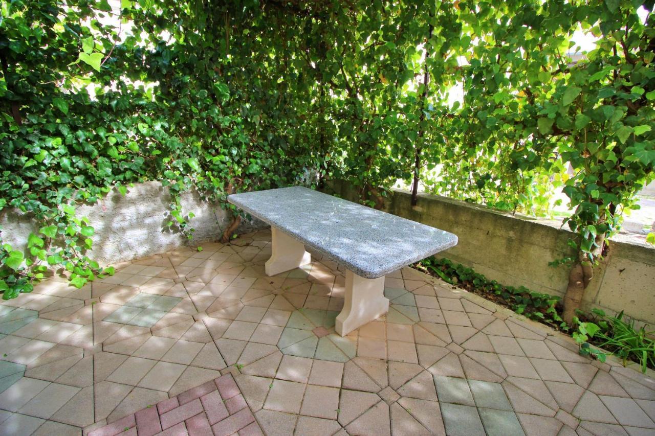 Apartments Iko Omis Luaran gambar