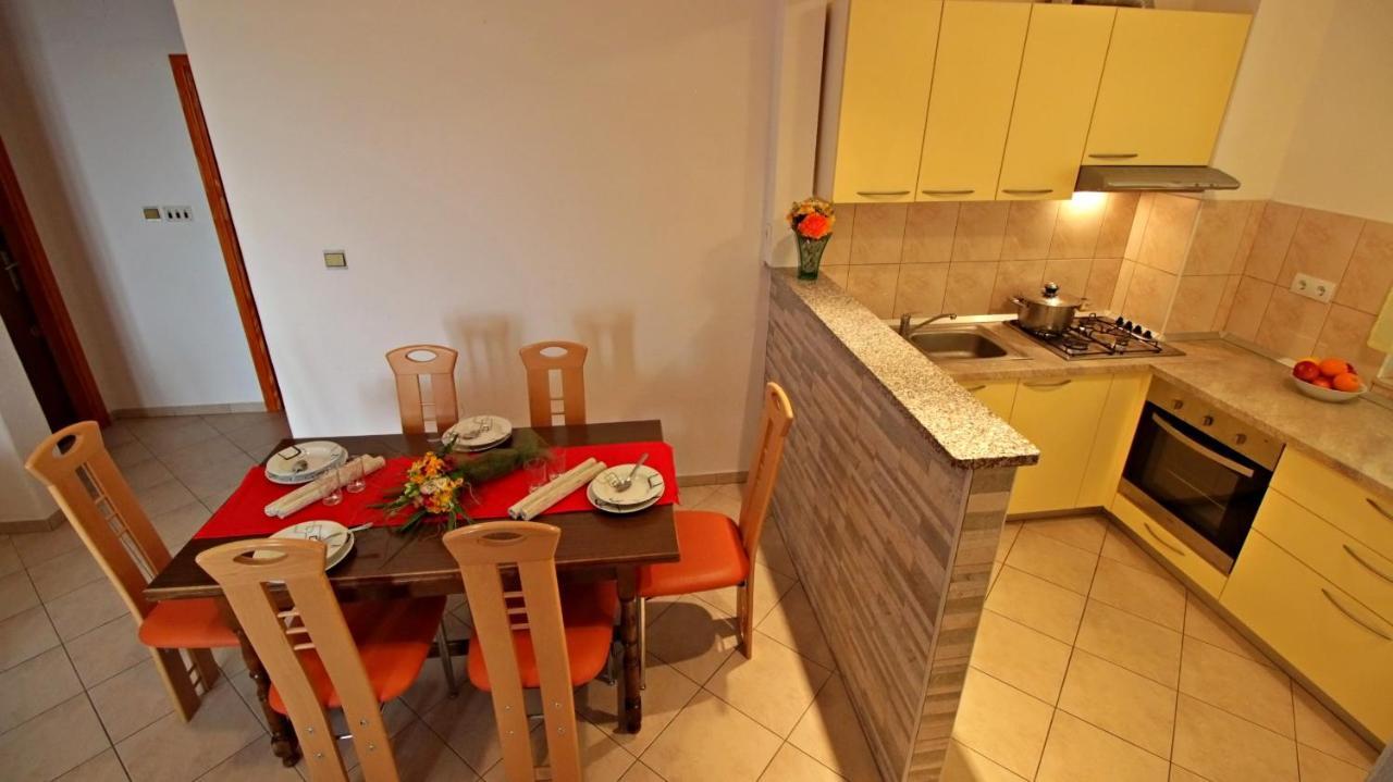 Apartments Iko Omis Luaran gambar