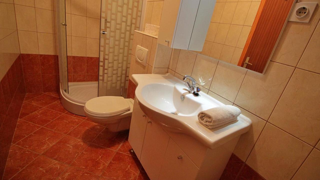 Apartments Iko Omis Luaran gambar