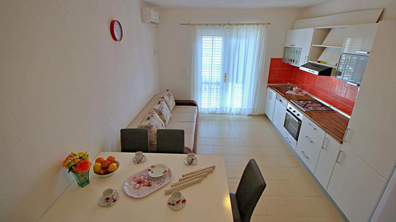 Apartments Iko Omis Luaran gambar