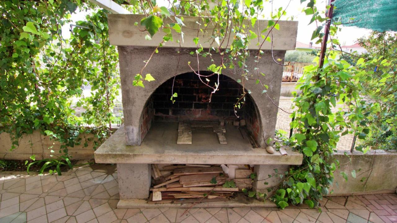Apartments Iko Omis Luaran gambar