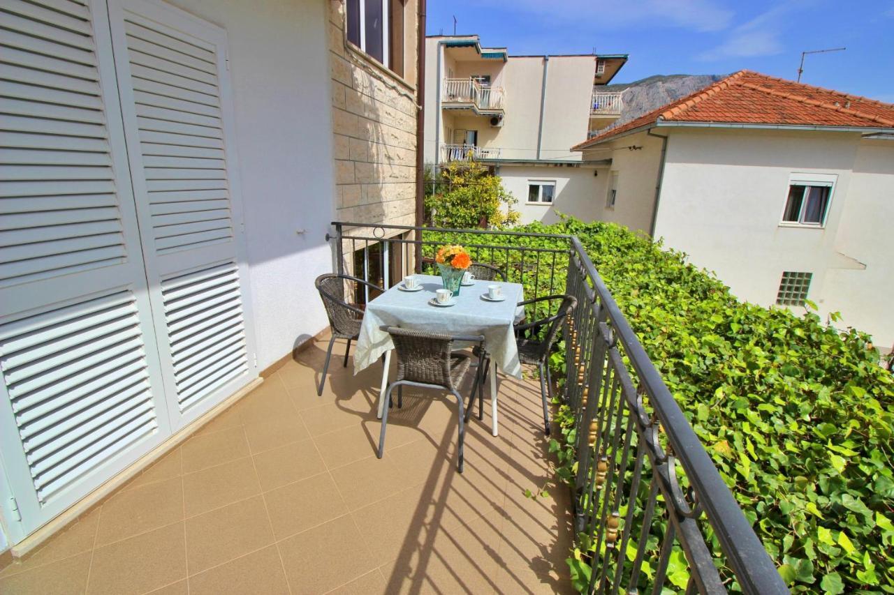 Apartments Iko Omis Luaran gambar