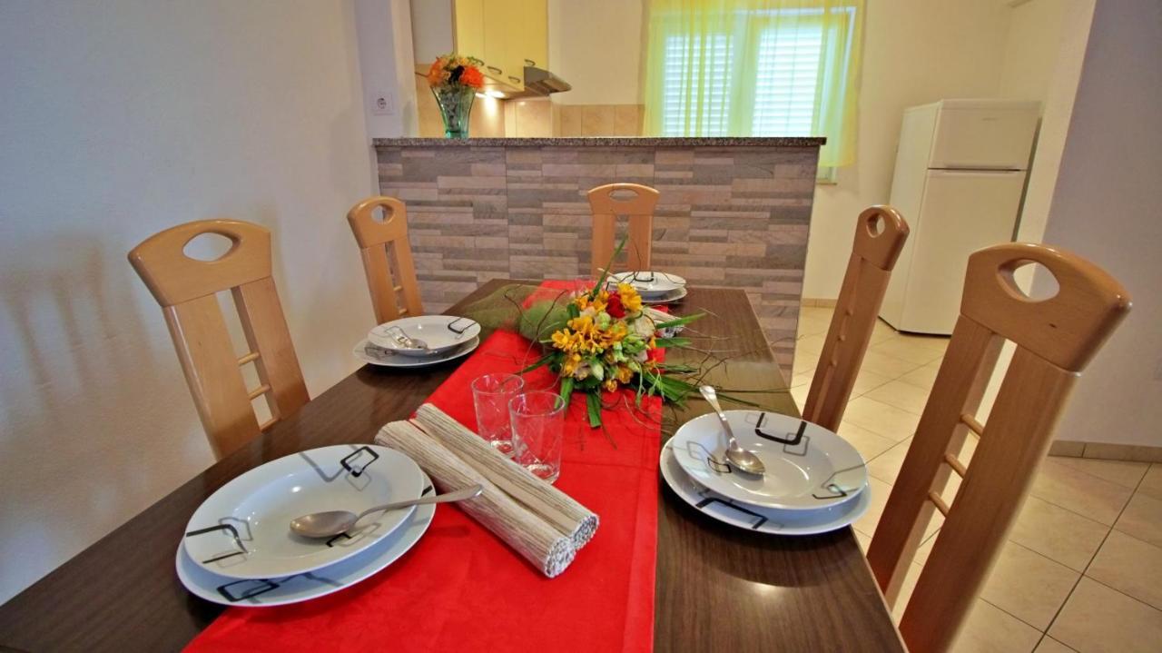Apartments Iko Omis Luaran gambar