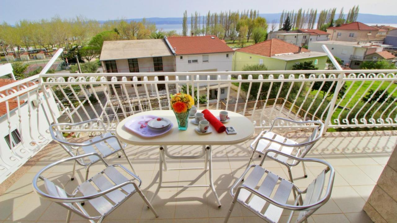 Apartments Iko Omis Luaran gambar