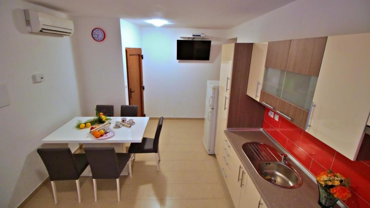 Apartments Iko Omis Luaran gambar