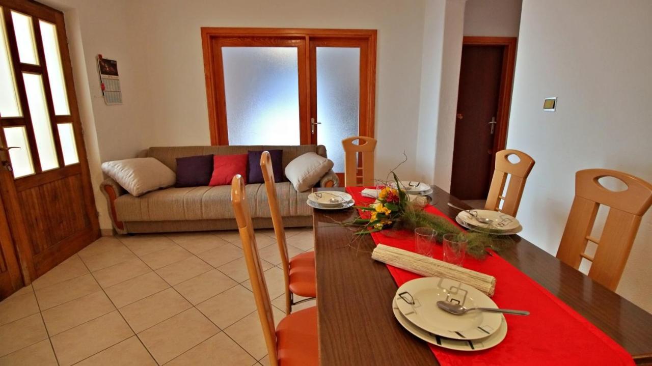 Apartments Iko Omis Luaran gambar
