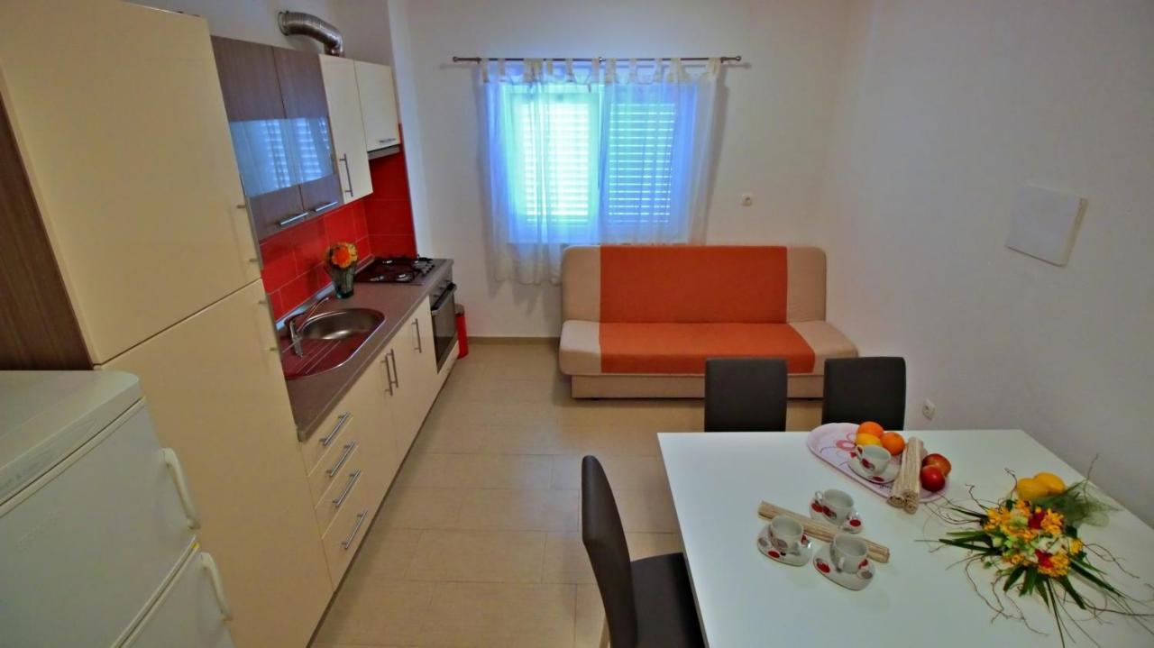 Apartments Iko Omis Luaran gambar
