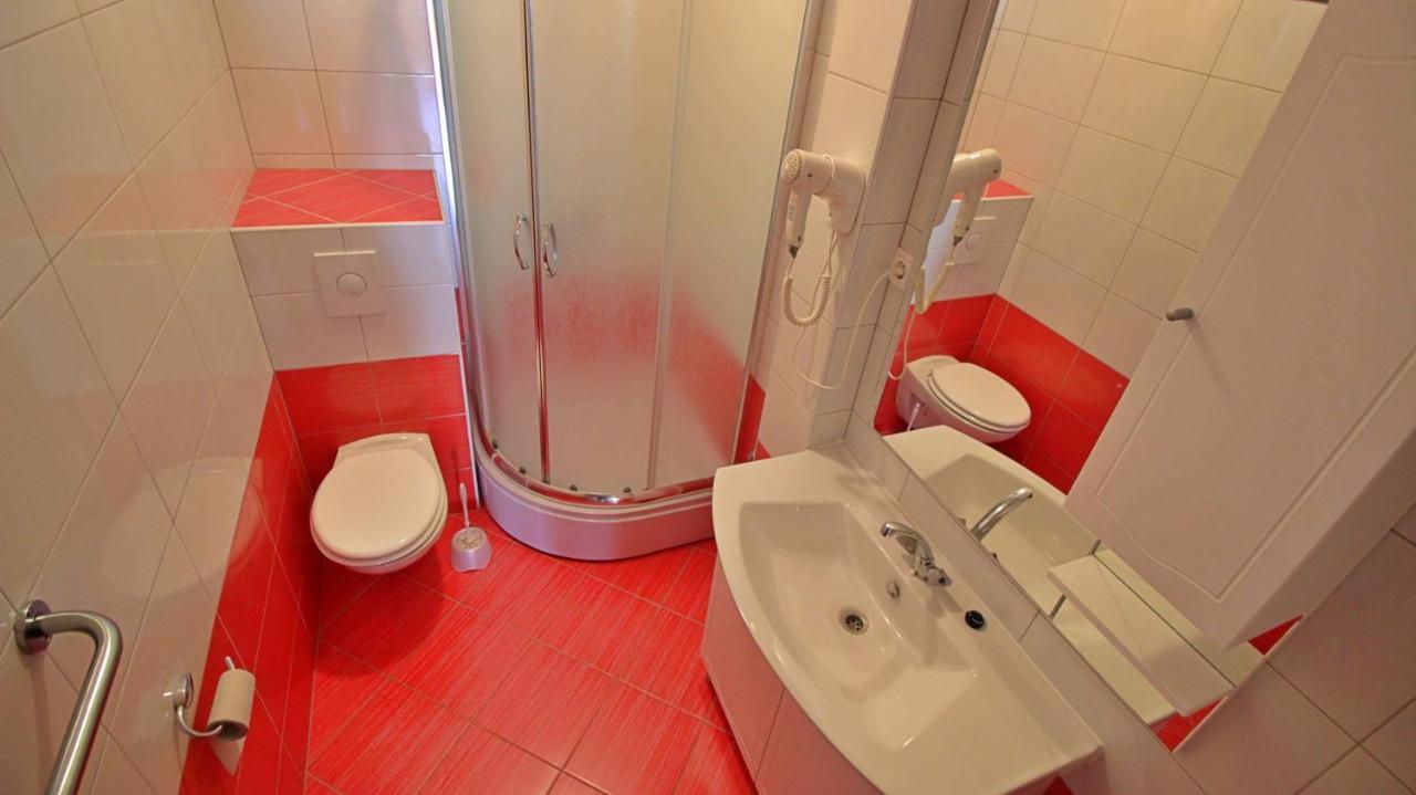 Apartments Iko Omis Luaran gambar