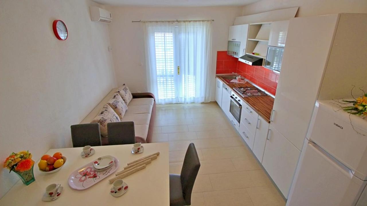 Apartments Iko Omis Luaran gambar