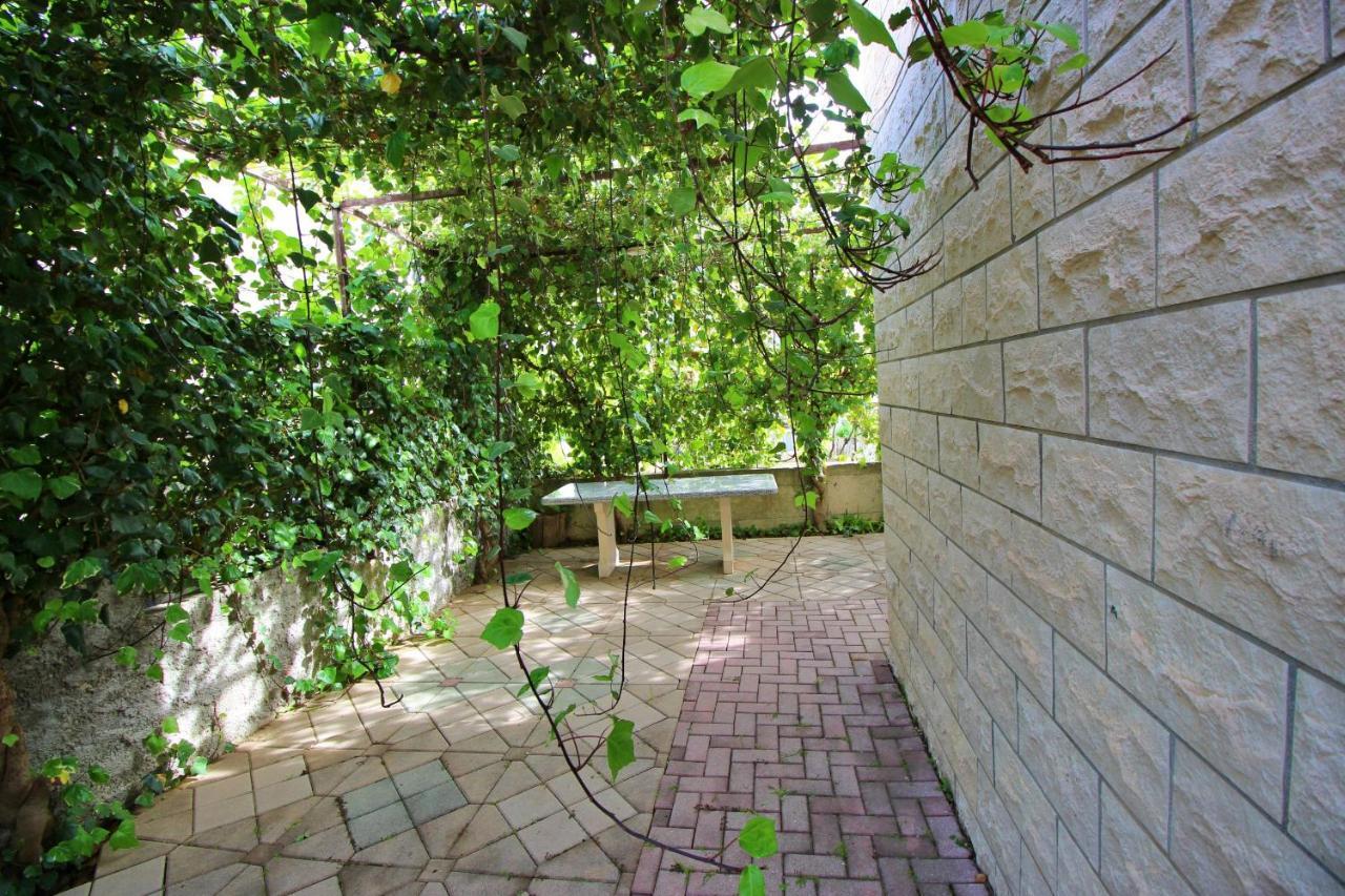 Apartments Iko Omis Luaran gambar