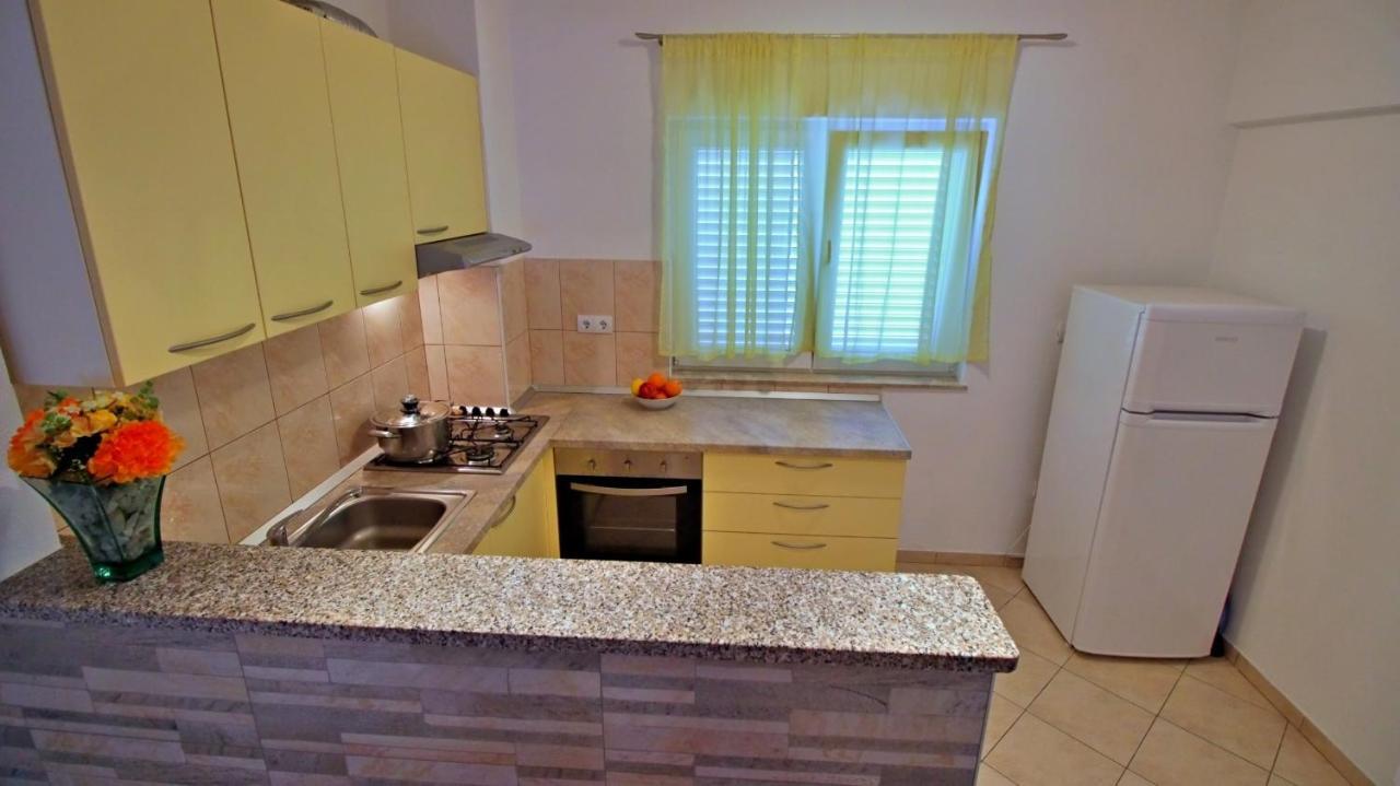 Apartments Iko Omis Luaran gambar