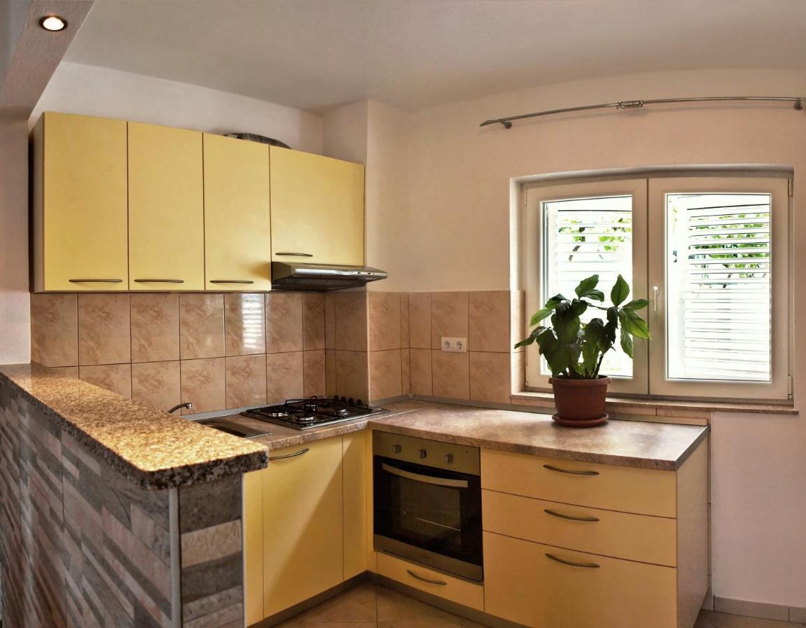 Apartments Iko Omis Luaran gambar