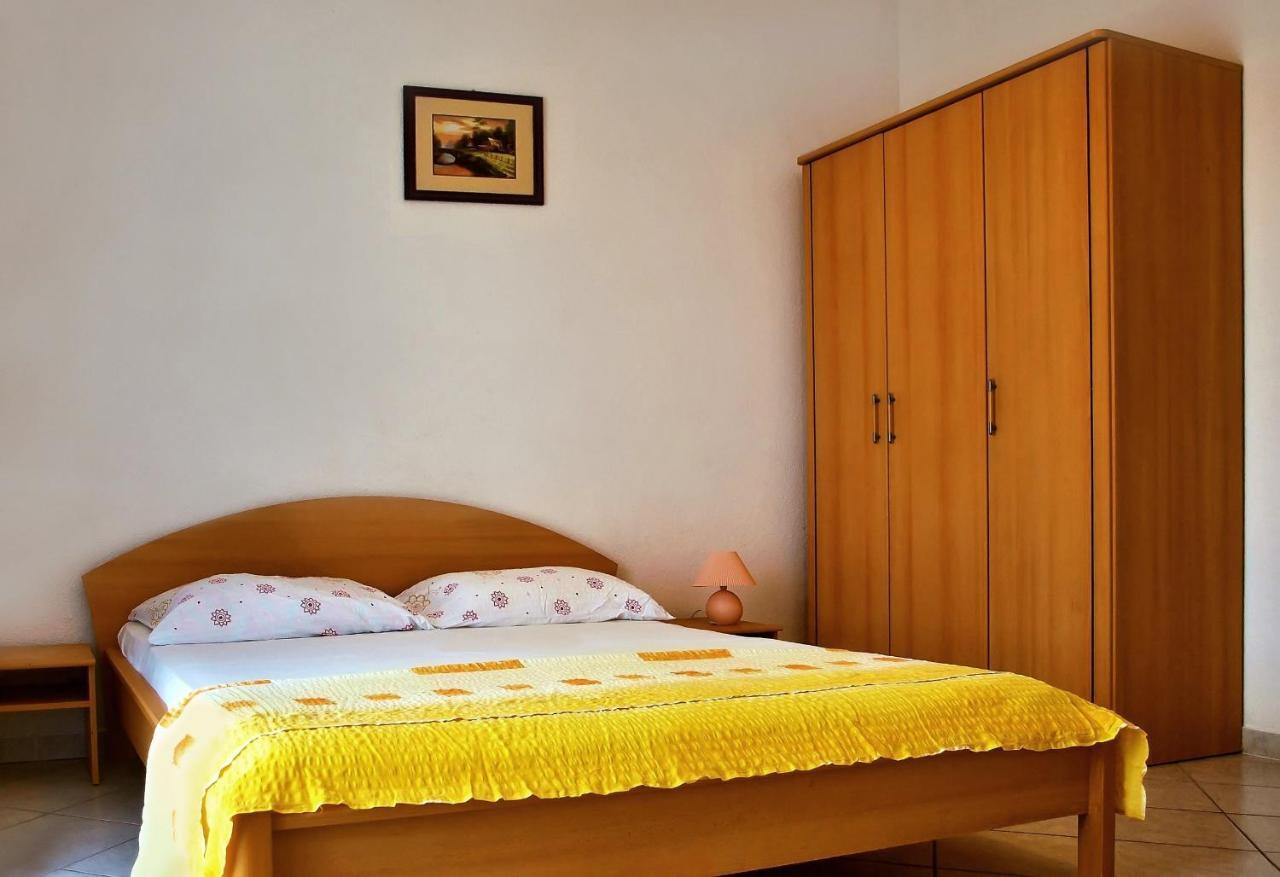 Apartments Iko Omis Luaran gambar